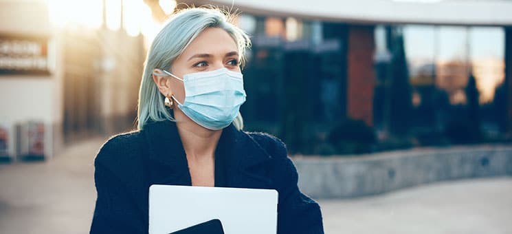 Frau-Maske-332457590-AS-Strelciuc