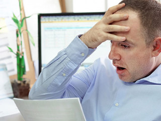 Brief-entsetzt-Anzugtraeger-216981653-AS-polack