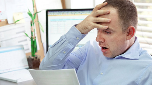 Brief-entsetzt-Anzugtraeger-216981653-AS-polack