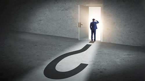 Anzugtraeger-Fragezeichen-247083955-AS-Elnur