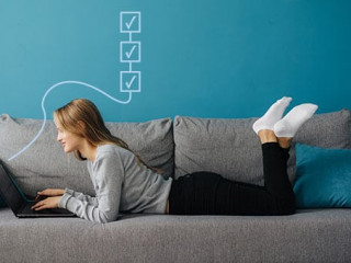 Frau-Laptop-Couch-424180442-AS-Kuz-Production