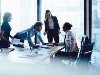 AnzugtraegerInnen-Buero-275650366-AS-BullRun