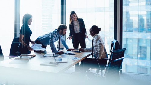 AnzugtraegerInnen-Buero-275650366-AS-BullRun