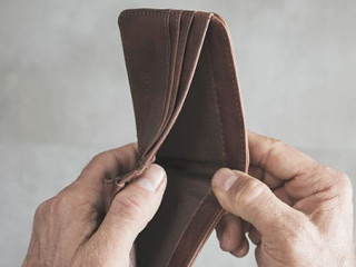 Haende-Geldbeutel-leer-200122230-AS-sebra