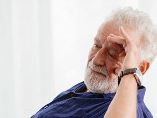 Senior-besorgt-319254544-AS-Quality-Stock-Arts