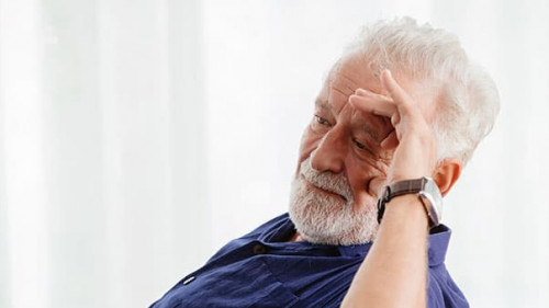 Senior-besorgt-319254544-AS-Quality-Stock-Arts