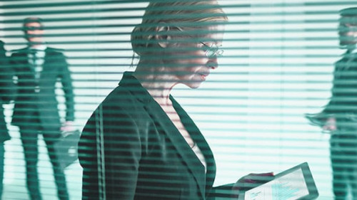 AnzugtraegerInnen-Tablet-97186888-AS-pressmaster