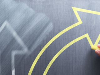 Hand-Kreide-Pfeil-278473123-AS-tadamichi