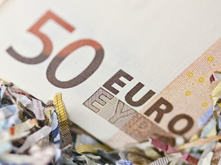 Euro Schein inmitten von Schredder-Schnipseln 3