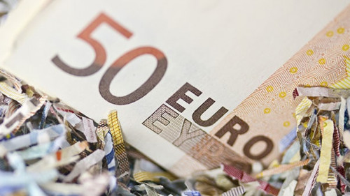 Euro Schein inmitten von Schredder-Schnipseln 3