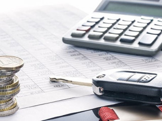 Autokosten und Finanzierung; Autoschlüssel, Auto und Taschenrechner auf Tabellen, Hintergrund, Textfreiraum