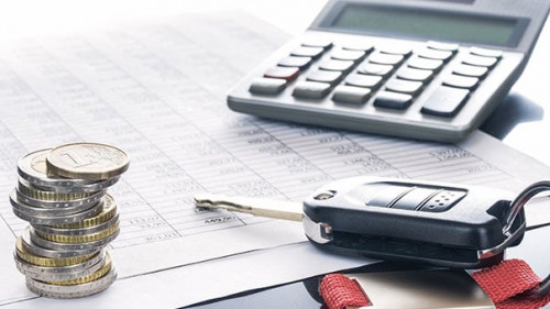 Autokosten und Finanzierung; Autoschlüssel, Auto und Taschenrechner auf Tabellen, Hintergrund, Textfreiraum