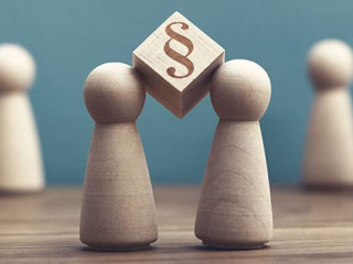 Symbolbild - Gerichtsstreit mit Paragraph Symbol