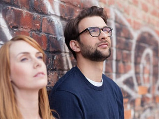 junges paar stellt sich die zukunft vor