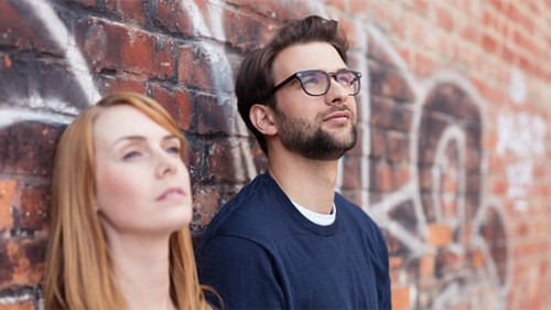 junges paar stellt sich die zukunft vor