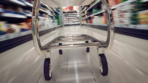 im Supermarkt Lebensmittel einkaufen mit Einkaufswagen