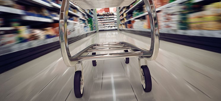im Supermarkt Lebensmittel einkaufen mit Einkaufswagen