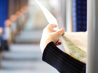 Frau-liest-in-Zug-22711994-FO-Henlisatho