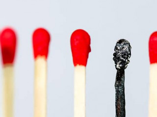 Streichhoelzer-eines-abgebrannt-108169209-FO-opticaltech