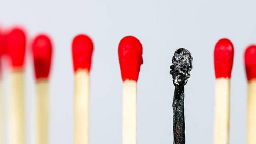 Streichhoelzer-eines-abgebrannt-108169209-FO-opticaltech