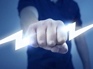 Mann-haelt-Blitz-46940608-FO-James-Thew