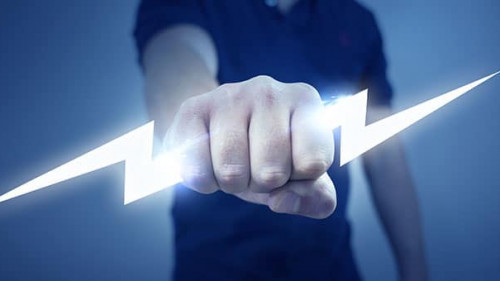 Mann-haelt-Blitz-46940608-FO-James-Thew