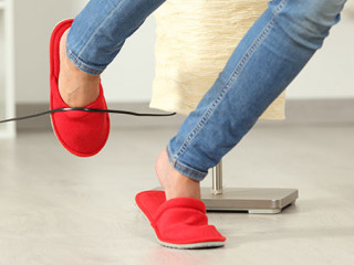 Frau-stolpert-ueber-Kabel-211551513-AS-Antonioguillem