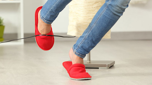 Frau-stolpert-ueber-Kabel-211551513-AS-Antonioguillem