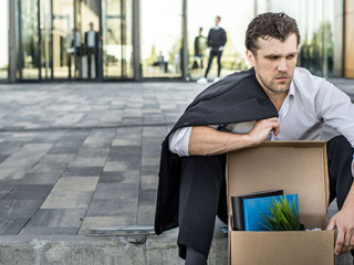 Anzugtraeger-gefeuert-179608747-AS-alotofpeople