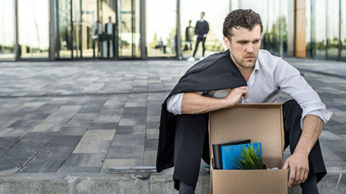 Anzugtraeger-gefeuert-179608747-AS-alotofpeople