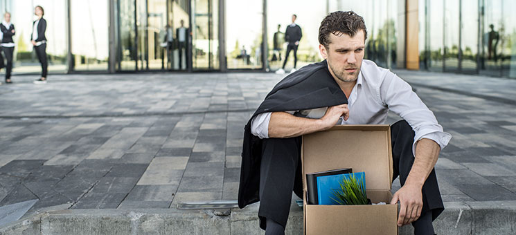 Anzugtraeger-gefeuert-179608747-AS-alotofpeople