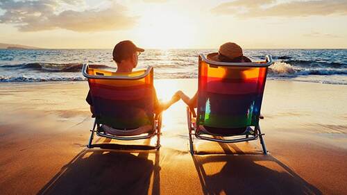 Paar-Strand-Sonnenliegen-40205136-FO-EpicStockMedia