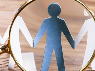 Lupe-Menschen-Cutouts-182022612-AS-Andrey-Popov