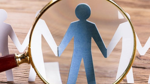 Lupe-Menschen-Cutouts-182022612-AS-Andrey-Popov