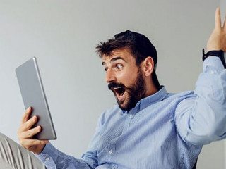 Anzugtraeger-Tablet-Freude-380748503-AS-dusanpetkovic1