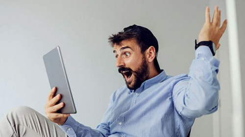 Anzugtraeger-Tablet-Freude-380748503-AS-dusanpetkovic1