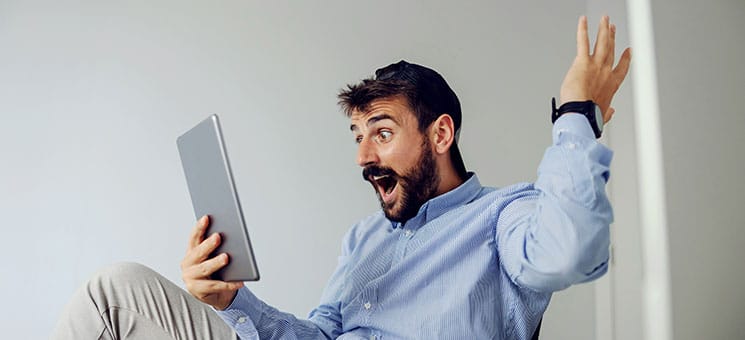 Anzugtraeger-Tablet-Freude-380748503-AS-dusanpetkovic1