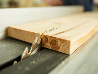 Schreiner-schneidet-Brett-268917081-AS-Seventyfour