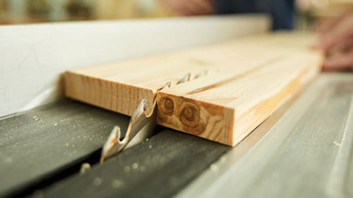 Schreiner-schneidet-Brett-268917081-AS-Seventyfour