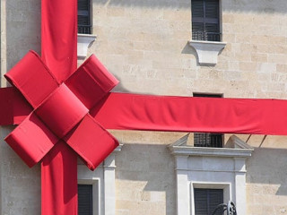 Geschenkband-um-Haus-16279757-FO-Juergen-Faelchle