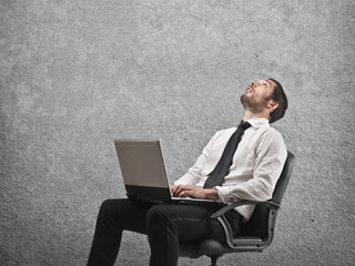 Anzugtraeger-Laptop-51957071-FO-olly