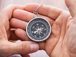 Anzugtraeger-Haende-Kompass-60669747-FO-Andrey-Popov