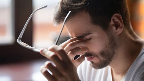 Mann-gestresst-315700913-AS-fizkes