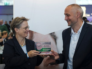 Uebergabe-Nachhaltigkeitssiegel-2021-Die-Stuttgarter