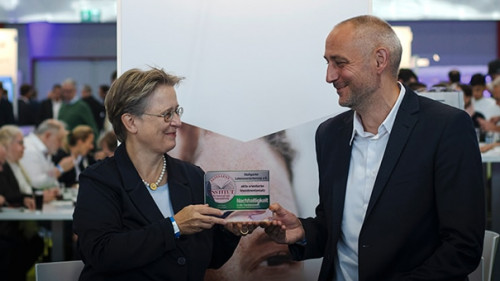 Uebergabe-Nachhaltigkeitssiegel-2021-Die-Stuttgarter