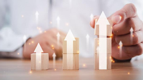 Anzugtraeger-Holzkloetze-Pfeile-318153665-AS-Looker-Studio