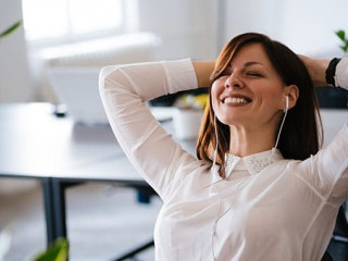 Frau-Buero-entspannt-150622790-AS-bnenin