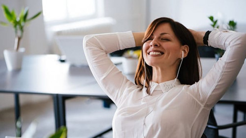 Frau-Buero-entspannt-150622790-AS-bnenin