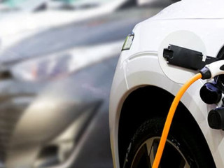 E-Auto-laden-302683883-AS-navee