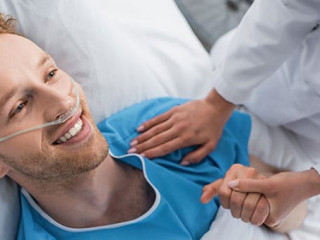 Patient-Laecheln-Aerztin-460099760-AS-LIGHTFIELD-STUDIOS